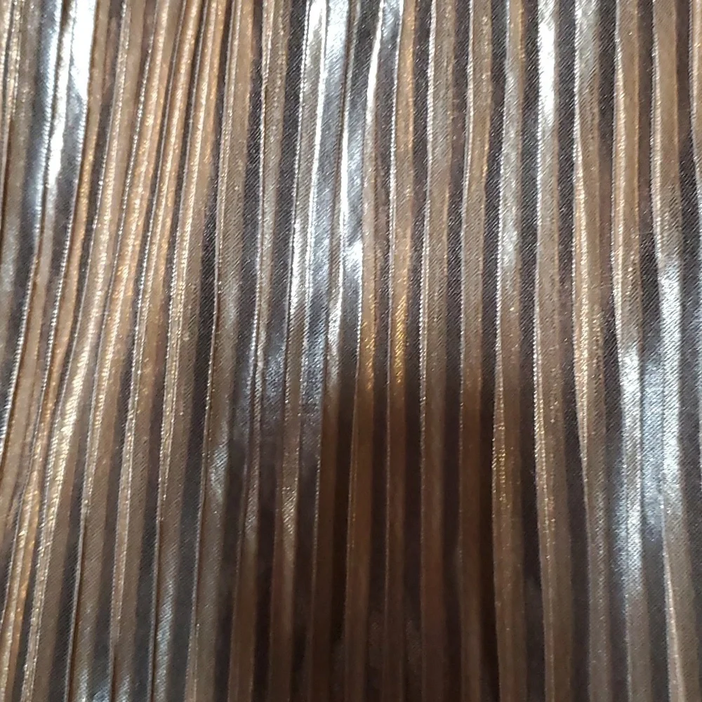 Medium Mid-Length Skirt with Gold and Silver Pleats - Picture 3 of 4